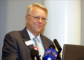 F_Hans Jornvall, of The Nobel Assembly at The Karolinska Institute, speaks at a press conference in Stockholm, 06 October 2003, revealing the winners of this years Nobel Prize in Medicine. Paul C Lauterbur, University of Illinois, USA, and Peter Mansfield, University of Nottingham, England, shares the prize for discoveries leading to the magnetic resonance imaging technique. AFP PHOTO JONAS EKSTROMER/PRESSENS BILD