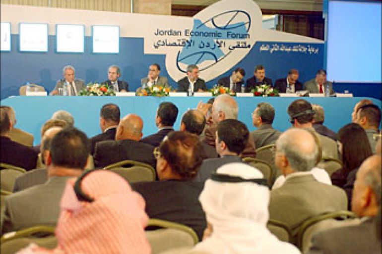 Business men listen on as Bayan Baker Al-Zubeidi (4th L) head of the Iraqi delegation and ministers and others discuss the rebuilding of Iraq 13 October in Amman during a seminar part of the Jordan Economic Forum