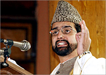 Kashmir's main Muslim cleric and leading separatist leader Moulvi Umar Farooq gestures as he addresses a gathering of Muslims in the Jamia Masjid in Srinagar, 21 November 2003. Kashmir's main separatist alliance, the All Parties Hurriyat Conference, has said that it is ready for talks with India about the disputed province's future. AFP PHOTO/Tauseef MUSTAFA