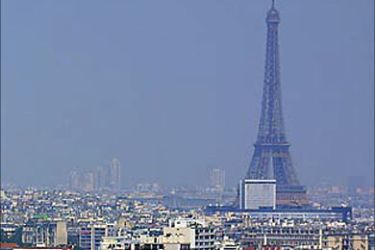 f: (FILES) This file picture taken 26 July 2001 shows Paris Eiffel tower (R) and Sacre Coeur and Montmartre (L) hidden by a cloud of polluted air.