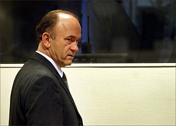 F_General Stanislav Galic walks to his seat at the international law court, 05 December 2003 prior to hearing his verdict in the War Crimes Tribunal in The Hague. Galic, who led the Bosnian Serb forces whch besieged Sarajevo for 44 months and led to the deaths of nearly 12,000 people was condemned Friday to 20 years in prison for crimes against humanity. AFP PHOTO/CONTINENTAL