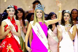Miss World Ireland, Rosanna Davison (C) waves after crowned Miss World 2003 in Sanya, on southern China's tropical island of Hainan 06 December 2003. First runners-up Miss Canada Nazanin Afshin-Jam (R) and second runners-up Miss China Qi Guan (L) smiles.