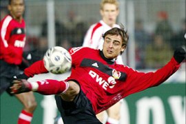 Bayer 04 Leverkusen's Dimitar Berbatov (L) from Bulgaria and 1. FC Cologne's Mustafa Dogan vie for the ball in a Bundesliga soccer match in Leverkusen, 07 December 2003. AFP PHOTO/DDP OLIVER LANG GERMANY OUT