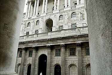 r: The main entrance to the Bank of England is seen in the City of London, January 13, 2004. The Bank faces the start of a lawsuit for 850 million pounds ($1.58 billion) in Britain's High Court