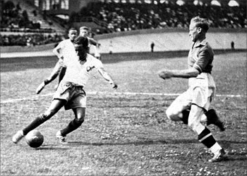 (FILES) File picture dated 19 June 1938 of Brazilian forward Leonidas da Silva (L) controlling the ball in front of a Swedish defender during the World Cup soccer match for third place between Brazil and Sweden in Bordeaux. Brazilian footballing legend Leonidas da Silva has died aged 90 after a 10-year battle with Alzheimer's disease. Leonidas da Silva, known as the "black diamond", is credited with inventing the overhead kick. AFP PHOTO