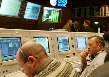 F_Scientists sit in front of their computers 07 January 2004 in the European Space Agency (ESA) control center in the western town of Darmstadt. The orbiter Mars Express failed to make contact with the Beagle 2 probe in the first of four attempts, ESA officials said 07 January 2004 during a press conference. AFP PHOTO DDP/MARTIN OESER GERMANY OUT