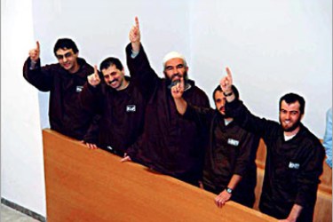 رائد صلاح - قائد الحركة الإسلامية في إسرائيل ( في الوسط )