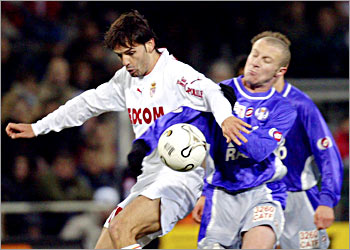 Monacos Spanish forward Fernando Morientes (L) vies whith Toulouses French midfielder Florent Balmont (R) during their L1 football match, 28 February 2004 at the Stadium in Toulouse. AFP PHOTO PASCAL PAVANI