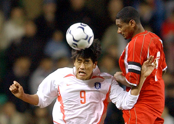 a/South Korean player Seol Ki-Hyeon (L) heads the ball as Hussein Mustahail Rabee'A (R) of Oman looks on during their friendly football match in Ulsan, 14 February 2004. South Korea won 5-0.