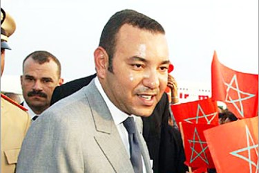 f: Moroccan King Mohammed VI (C-L) is welcomed at Yaounde airport by members of the Moroccan community in Cameroon,