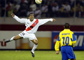 Peruvian Guillermo Salas (L) heads the ball in front of Colombian Neider Morantes during their Copa America 2004 Group A match 12 July, 2004 in Trujillo, Peru. AFP PHOTO/YURI CORTEZ