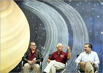 Cassini-Huygens press conference participants answer questions from journalists during a "Ringside Chat" press conference to discuss the Cassini-Huygens mission to Saturn, 30 June 2004 at the Jet Propulsion Laboratory (JPL) in Pasadena, CA. From left are: JPL Director Charles Elachi, NASA Associate Administrator Ed Weiler and NASA Director of Solar System Exploration Orlando Figueroa. After nearly seven years of travel from earth, the international mission's spacecraft is due to enter Saturn's orbit later 30 June 2004 to begin a four-year study of the planet, its rings and, later in the year, a landing of the Huygens probe on the surface of Titan, Saturn's largest moon. AFP PHOTO / Robyn Beck