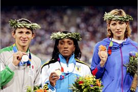 Women's 400m gold medal winner Tonique WIlliams-Darling of the Bahamas (C) poses on the podium with silver winner Ana Guevara of Mexico (L) and bronze winner Russia's Natalya Antyukh, 24 August 2004, during the Olympic Games athletics competitions at the Olympic Stadium in Athens. AFP PHOTO/TOSHIFUMI KITAMURA
