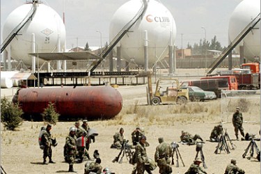 AFP - Bolivian soldiers custody the Senkata petrol storage and distribution plant 20 September, 2004 in El Alto, 20 km from