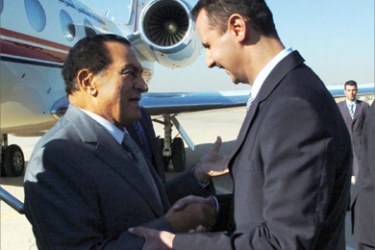 Syrian President Bashar al-Assad (R) receives his Egyptian counterpart Hosni Mubarak