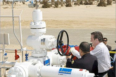 AFP - German Chancellor Gerhard Schroeder (R) and Libyan Prime Minister Shukri Mohammed Ghanem open an oil