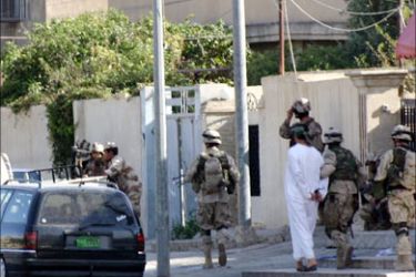f_US troops arrest an Iraqi man close to the Al-Nurain mosque