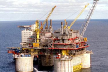 (FILES) A picture taken in 1995 shows a Norwegian oil production platform Troll B in the North Sea. Norway's oil production faces a crisis in mid-November with a threat by oil sector groups, 25 October 2004