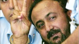 REUTERS/ Palestinian uprising leader Marwan Barghouthi flashes a victory sign in Tel Aviv District Court in this June 6, 2004 file
