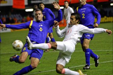 f_Netherlands' player Giovanni Van Bronckhorst (R) vies with Andorra's Ildefons Lima (L) during their World Cup 2006 qualifying football match at the Miniestadi stadium in Barcelona, 17 November 2004. AFP PHOTO/LLUIS GENE.