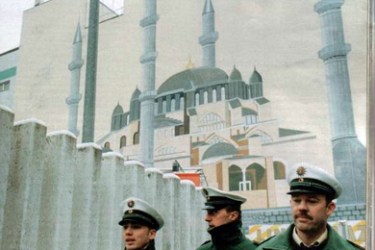 رجال شرطة ألمان أمام مسجد الفاتح أكبر أحد أكبر المساجد في ألمانيا