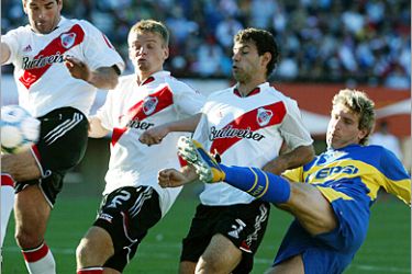 AFP Boca Juniors' Martيn Palermo (R) kicks in front of River Plate's Javier Mascherano (C), Cristian Nasuti (2nd. L) and