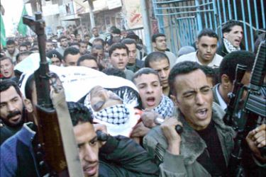r_Palestinian gunmen carry the body of Wael Al-Reyahe, a member of the Al-Aqsa Martyrs Brigades