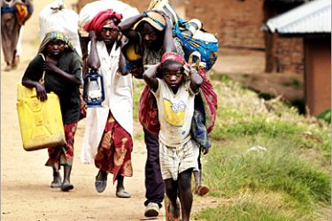 AFP - Congolese residents from Kanyabayonga come back to town, 21 December 2004, after they fled fearing the