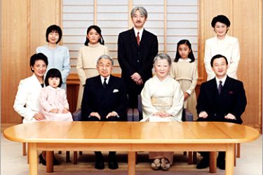 REUTERS/Japanese Emperor Akihito (fron 3rd R) and Empress Michiko (front 2nd R), pose for a photograph for the New Year with