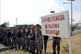 f_Mexican policemen guard the entrance to "La Palma" high security prison, 14 January 2005