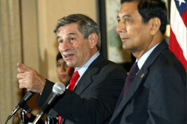 U.S. Defense Secretary Paul Wolfowitz (L) and Indonesia Defence Minister Juwono Sudarsono(R) speak at a news conference in Jakarta January 16, 2005