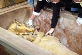 afp - This handout photo released by Egypt's official news agency MENA shows an Egyptian archaeological team opening the solid gold sarcophagus