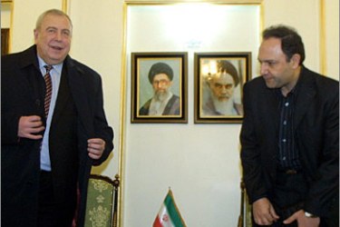 AFP/TEHRAN IRAN : Iran's Atomic Energy vice president, Mohammad Saeedi (R) welcomes the head of Federal Atomic Energy Agency of Russia, Alexander Rumyantsev (L) in front of portraits of Iran's supreme leader Ayatollah Ali Khamenei (L) and Iran's founder of Islamic Republic, Ayatollah Ruhollah Khomeini (R) after his arrival at Tehran's Mehrabad airport, 25 February 2005. Rumyantsev due to sign a vital agreement on the return of nuclear fuel that will finally allow Russia to launch