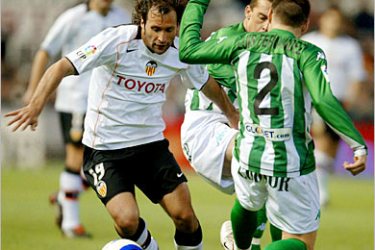 AFP- Valencia's Francisco Rufete (L) fights for the ball with Betis's Juan Canas (C) and Luis Fernandez (2) during their Spanish League match at Mestalla stadium of Valencia 27 February