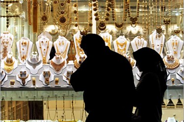 REUTERS/ A couple looking at the traditionally designed gold necklace, during the 'Buy jewellery and win up to 120 kilos of gold'