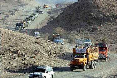 REUTERS/ A convoy of 46 United Nations trucks carry 480 refugees and their belongings from Somaliland back to their homes, near Aisha, Ethiopia, February 21, 2005. Hundreds of refugees