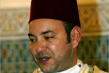 f - Moroccan King Mohammed VI poses with the decoration presented by Mexican President Vincente Fox at the royal palace of Marrakech during the exchange of decorations before dinner 11 February 2005. Fox is on an official visit to Europe and North Africa.