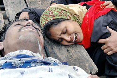 f_A Bangladeshi sister mourns after recovering the body of her dead