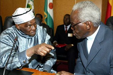 f_Senegalese President Abdoulaye Wade (L) talks to his counterpart from Benin Mathieu