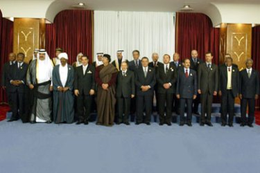 -f: Picture taken 22 March 2005 shows a group photo of Arab leaders and ministers following a meeting of the 17th Arab Summit in Algiers.