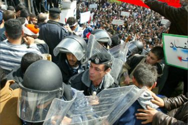 Palestinian riot police scuffle with protesting labourers in front of Parliament building in Gaza City, Gaza Strip, March 12, 2005