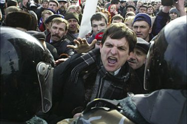 f_Belarus riot police detain Andrei Klimov, one of the Belarus opposition leaders