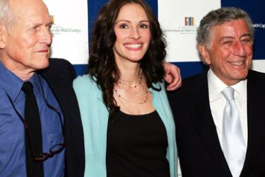 f/(From L) Actor Paul Newman, actress Julia Roberts and singer Tony Bennett participate in the "Stars In The Sky" benefit for the Association of Hole in the Wall Camps at Avery Fisher Hall Lincoln Center 21 April, 2005 in New York City.