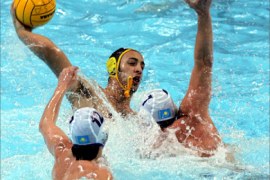 Egypt's Shareef Khaleel (C) prepares to throw the ball during a water polo match against Kazakhstan in the first Islamic Solidarity Games in Saudi Arabia April 16, 2005. Some 6,500 athletes from 54 Muslim nations will assemble in Saudi Arabia this week for a sporting festival aimed at projecting a more positive image of Islam to the world. REUTERS/Ahmed Jadallah