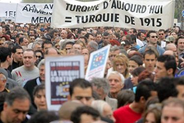 f: Some 5.000 people, most of them Armenians, march 24 April 2005 through the streets of Marseille, as they commemorate the 90th anniversary of the Armenian genocide. The Armenian community in France and elsewhere in Europe held solemn masses, marches and memorials