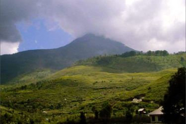 A view of mount Talang, 40 kilometres (25 miles) east of Sumatra's coastal Padang city, 13 April 2005.