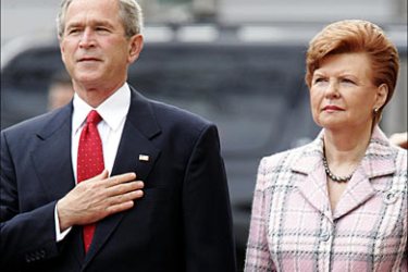 f_US President George W. Bush (L) and Latvian President Vaira