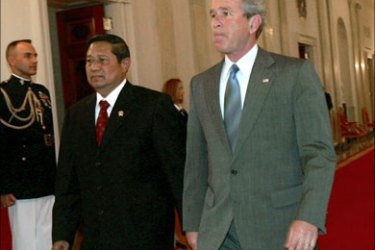 afp - US President George W. Bush and Indonesian President Susilo Bambang Yudhoyono walk from Cross Hall to the East Room of the White House to attend the