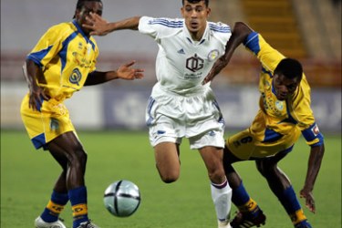 afp - Iraqi soccer player of Qatar's Al-Khor team, Yunes Mahmud (C), vies Al-Gharrafa's Anas Mubarak (L) and French Marcel Desailly,