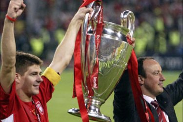 afp - Liverpool's captain Steven Gerrard holds the throphy with Liverpool's Spanish Manager Rafael Benitez at the end of the UEFA Champions league